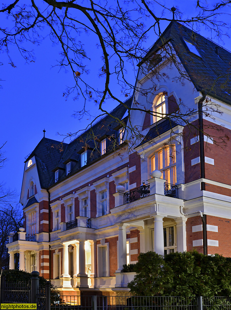 Berlin Hermsdorf. Mietshaus mit Seitenrisaliten und Portikus. Wachsmuthstrasse 9