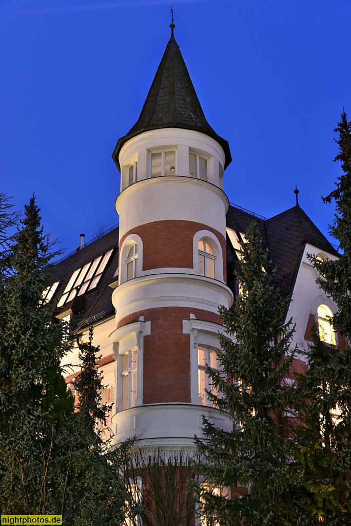 Berlin Hermsdorf. Mietshaus mit Eckturm und Turmhaube. Wachsmuthstrasse 9 Ecke Forlenweg