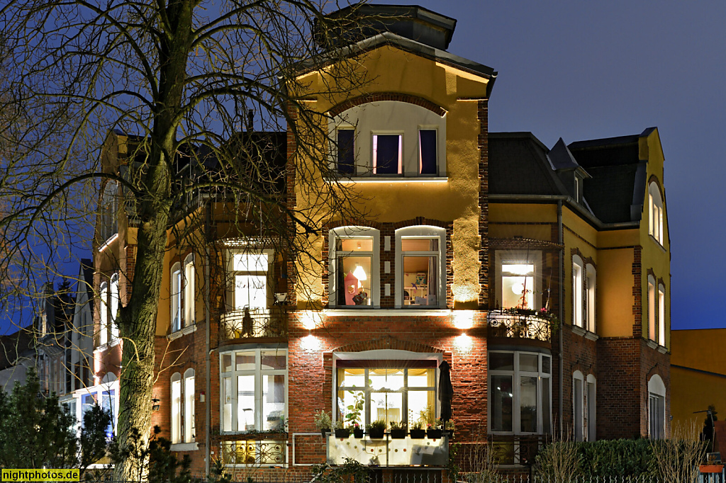 Berlin Hermsdorf. Mietshaus mit übergiebelten Mittelrisalit und Mansarddach. Wachsmuthstrasse 1