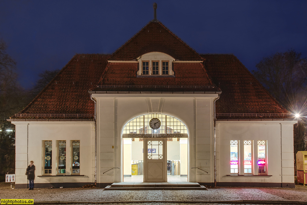 Berlin Hermsdorf. S-Bahnhof Empfangsgebäude auf der Ostseite erbaut 1908-1913 von Karl Cornelius. Bahnstation seit 1877. Glienicker Strasse