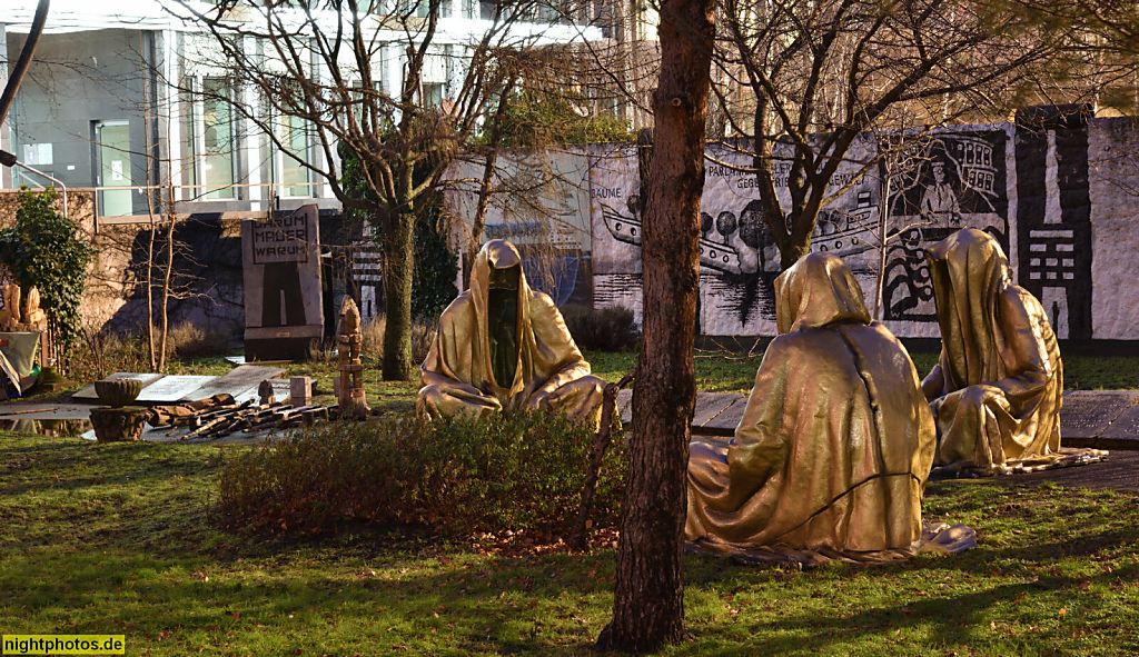 Berlin Mitte Regierungsviertel. Parlament der Bäume von Ben Wagin errichtet 1990 zum Gedenken der Todesopfer an der Berliner Mauer. Schiffbauerdamm