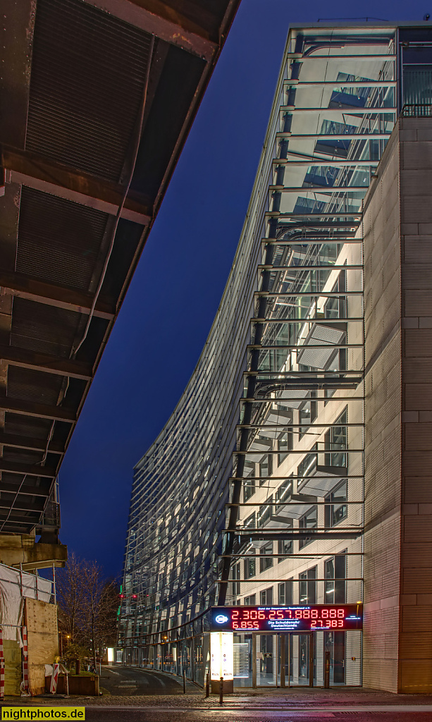 Berlin Mitte Regierungsviertel. Schuldenuhr des Bundes der Steuerzahler am Geschäftshaus erbaut 2002 von nps tchoban voss. Reinhardtstraße 48-52. Sitz der Redaktion der Bundeswehr