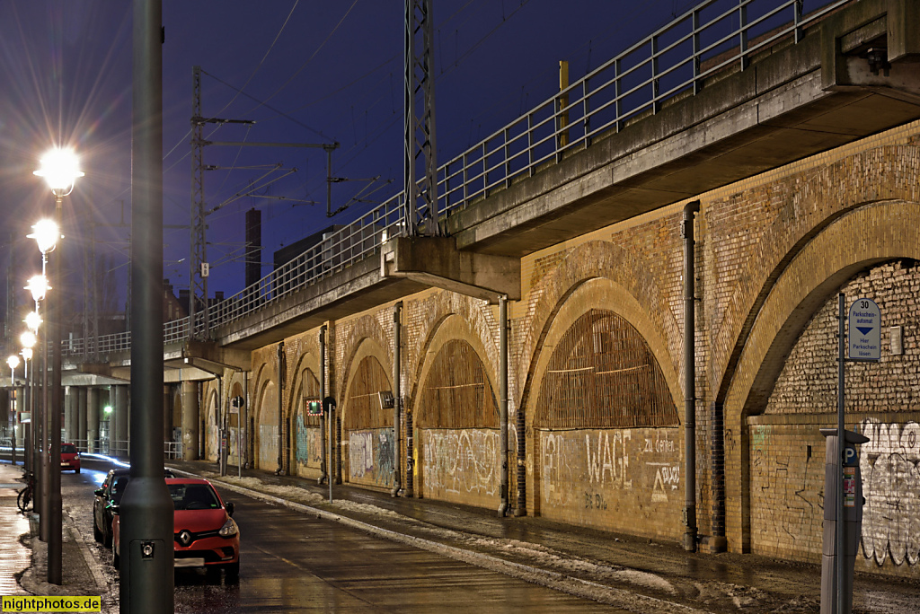 Berlin Mitte. Stadtbahnviadukt mit Stadtbahnbögen an der Margarete-Steffin-Strasse