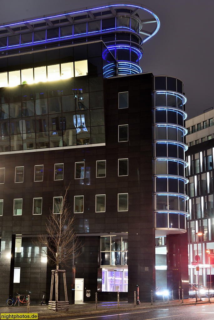 Berlin Mitte. Spreeeck erbaut 2003-2004 von tbp triet braun tietjen schmittmann. Bürohaus mit Natursteinfassade