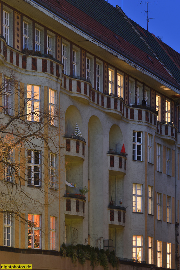 Berlin Neukölln Wohnanlage erbaut 1909-1910 von Bruno Taut und Artur Vogdt. Bürknerstrasse 13 Ecke Kottbusser Damm 90