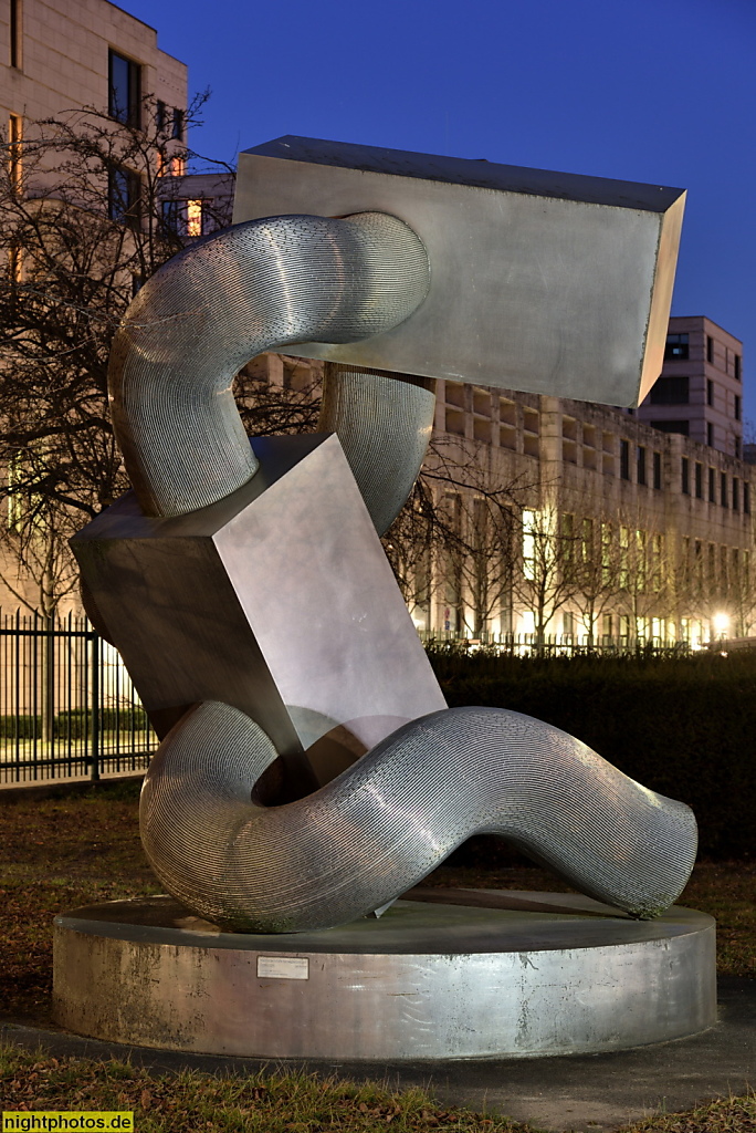 Berlin Mitte Tiergarten. WZB Wissenschaftszentrum Berlin für Sozialforschung seit 1988. Skulptur 'Herkules' von Brigitte und Martin Matschinsky-Denninghoff 1971-1972
