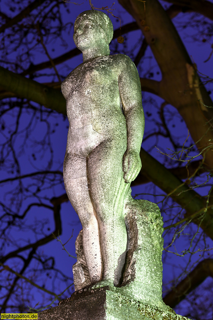 Berlin Schöneberg. Marmor Skulptur 'Die Schwimmerin' von Ernst Wenck erschaffen 1928 aufgestellt 1936 auf einem Sockel aus Muschelkalk vor dem Stadtbad Hauptstrasse 38-39