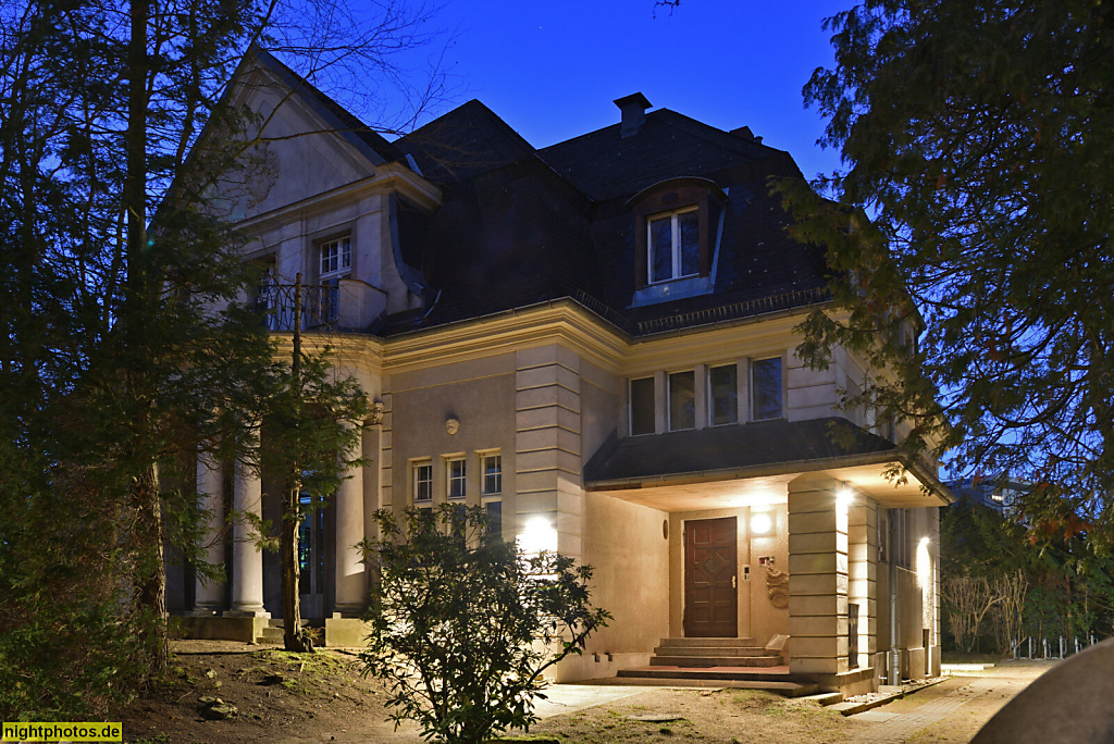 Berlin Dahlem. Ägyptologisches Seminar der FU Berlin. Erbaut 1912 von Arthur Müller für Oberleutnant a. D. Franz von Redei. Nutzung durch FU seit 1949. Altensteinstrasse 33