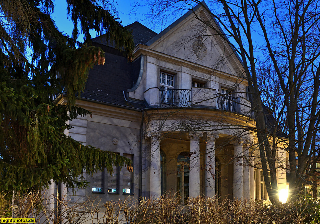 Berlin Dahlem. Ägyptologisches Seminar der FU Berlin. Erbaut 1912 von Arthur Müller für Oberleutnant a. D. Franz von Redei. Nutzung durch FU seit 1949. Altensteinstrasse 33