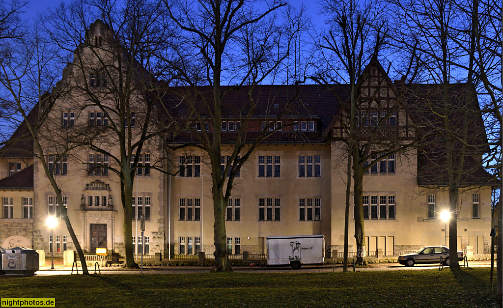 Berlin Dahlem. 'Paulinum'. Als Erziehungsanstalt für Jungen erbaut 1907-1909 von Karl Kujath unter Oberbaurat Oskar Delius. Fachwerkgiebel. Reichensteiner Weg 24-26 am Otto-Hahn-Platz