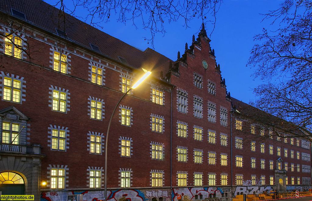 Berlin Kreuzberg. Ferdinand-Freiligrath-Oberschule. Als Gemeindeschule mit Renaissancegiebel erbaut 1901-1902 von Ludwig Hoffmann und Fritz Haack. Bergmannstrasse 60-65