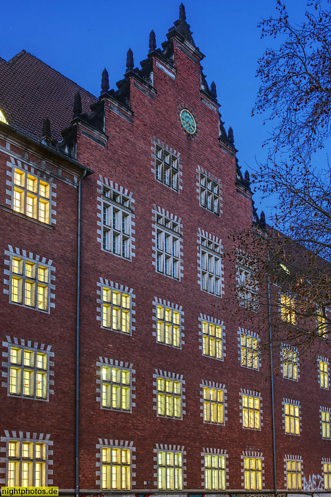 Berlin Kreuzberg. Ferdinand-Freiligrath-Oberschule. Als Gemeindeschule mit Renaissancegiebel erbaut 1901-1902 von Ludwig Hoffmann und Fritz Haack. Bergmannstrasse 60-65