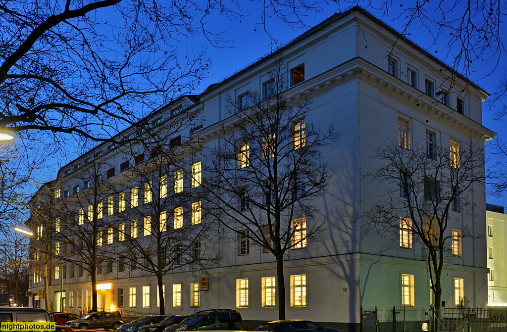 Berlin Kreuzberg. Bergmannstrasse 71-72. Erbaut 1924 als Postamt PA Berlin SW 29. Umbau zu Gewerberäumen 2011 durch Projektentwicklungsgesellschaft Dr. Gop und Klingsöhr