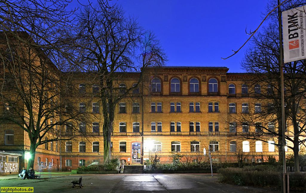 Berlin Kreuzberg. BTMK Konservatorium für türkische Musik in Berlin. Ehemals Global Music Academy. Als Schule erbaut 1884-1885 von Hermann Blankenstein. Bergmannstrasse 28-29