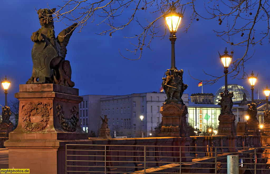 Berlin Mitte Moabit. Moltkebrücke über die Spree erbaut 1886-1891 von Otto Stahn und James Hobrecht. Verkleidet mit rotem Mainsandstein. Restauriert 1983-1986. Figuren von Johannes Boese und Karl Begas. Greife von Carl Piper. Kandelaber von 1890 aus der K