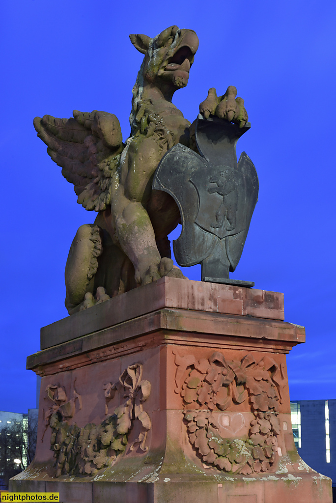 Berlin Mitte Moabit. Greif mit kupfernem Wappenschild des Berliner Bär auf dem nordwestlichen Widerlager der Moltkebrücke über die Spree erbaut 1886-1891. Bildhauer Carl Piper