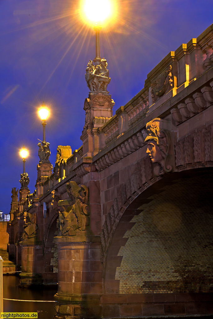 Berlin Mitte Moabit. Moltkebrücke über die Spree erbaut 1886-1891 von Otto Stahn und James Hobrecht. Verkleidet mit rotem Mainsandstein. Restauriert 1983-1986. Figuren von Johannes Boese und Karl Begas. Greife von Carl Piper. Kandelaber von 1890 aus der K