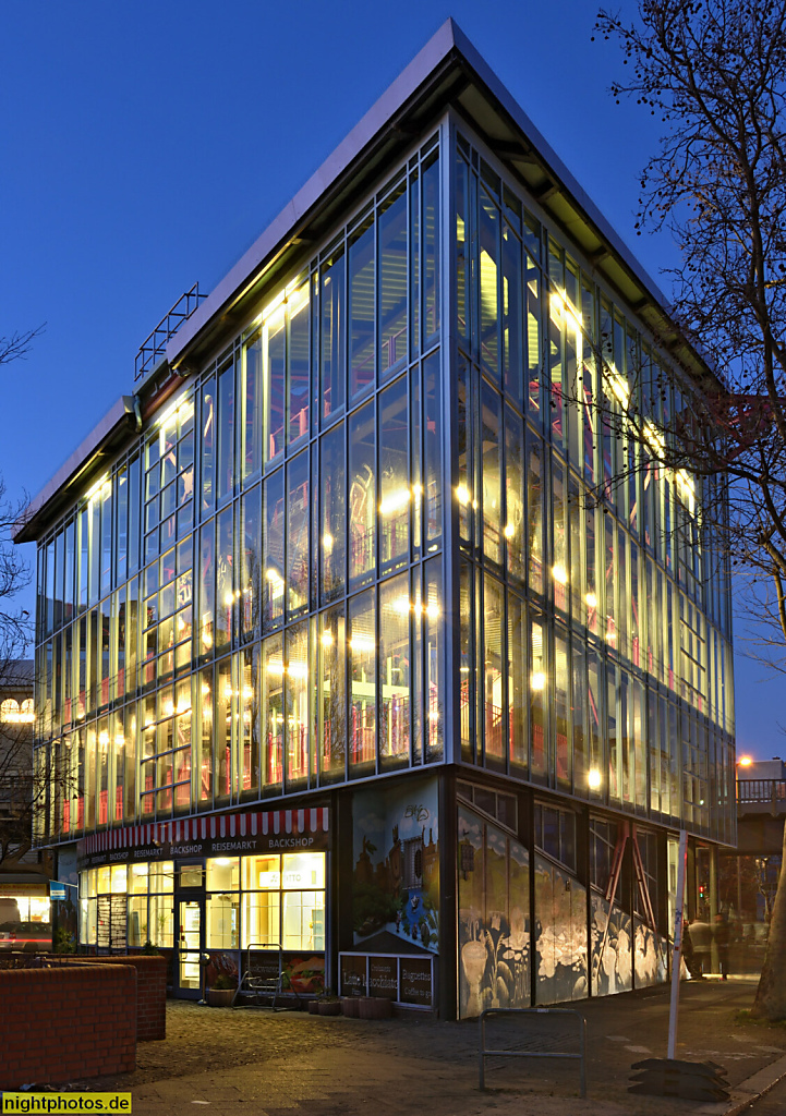 Berlin Kreuzberg. U-Bahnhof Prinzenstrasse Südzugang erbaut 1989-1991 von Wolf-Rüdiger Borchardt mit Glasfassade