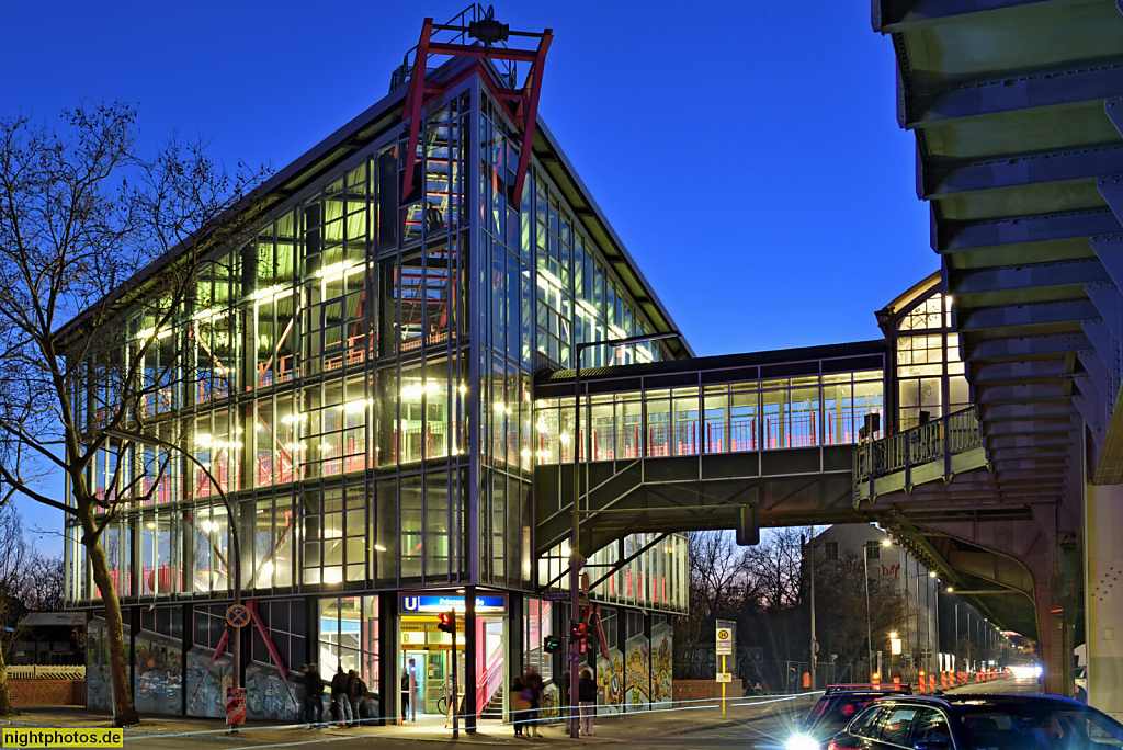 Berlin Kreuzberg. U-Bahnhof Prinzenstrasse Südzugang erbaut 1989-1991 von Wolf-Rüdiger Borchardt mit Glasfassade. Hochbahntrasse erbaut 1897-1902