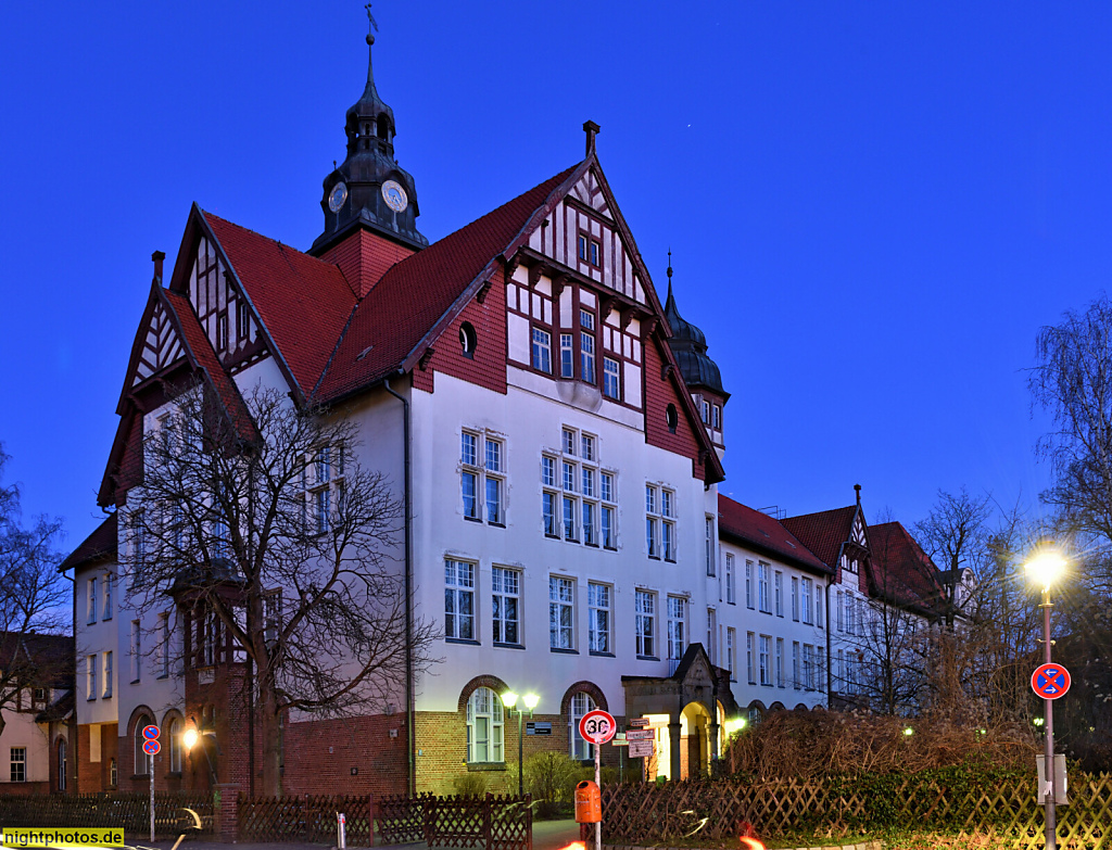 Berlin Zehlendorf. Droste-Hülshoff-Oberschule. Erbaut 1902-1903 als Gymnasialschule für Mädchen von Johann Hoeniger und Jakob Sedelmeier Baumeister Fritz Schirmer. Schönower Strasse 7-8