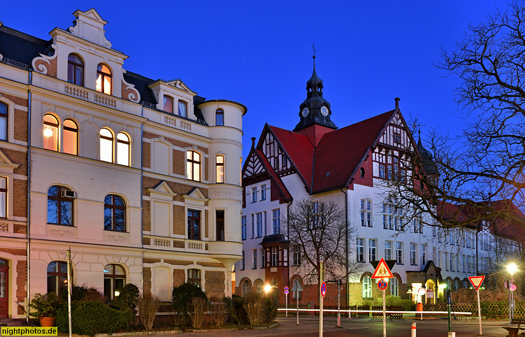 Berlin Zehlendorf. Mietshaus erbaut 1898-1899 von Fritz Schirmer. Droste-Hülshoff-Oberschule. Erbaut 1902-1903. Machnower Strasse 21 Ecke Schönower Strasse