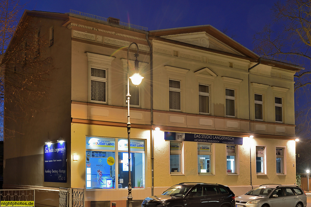 Berlin Zehlendorf. Mietshaus mit klassizistischer Fassade. Machnower Strasse 2