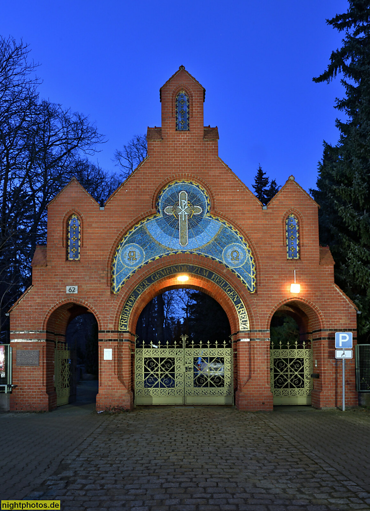 Berlin Mariendorf. Friedhofstor des evangelischen Heilig-Kreuz-Kirchhof erbaut 1902-1903 im neoromanischen Stil mit Mosaik. Eisenacher Strasse 62