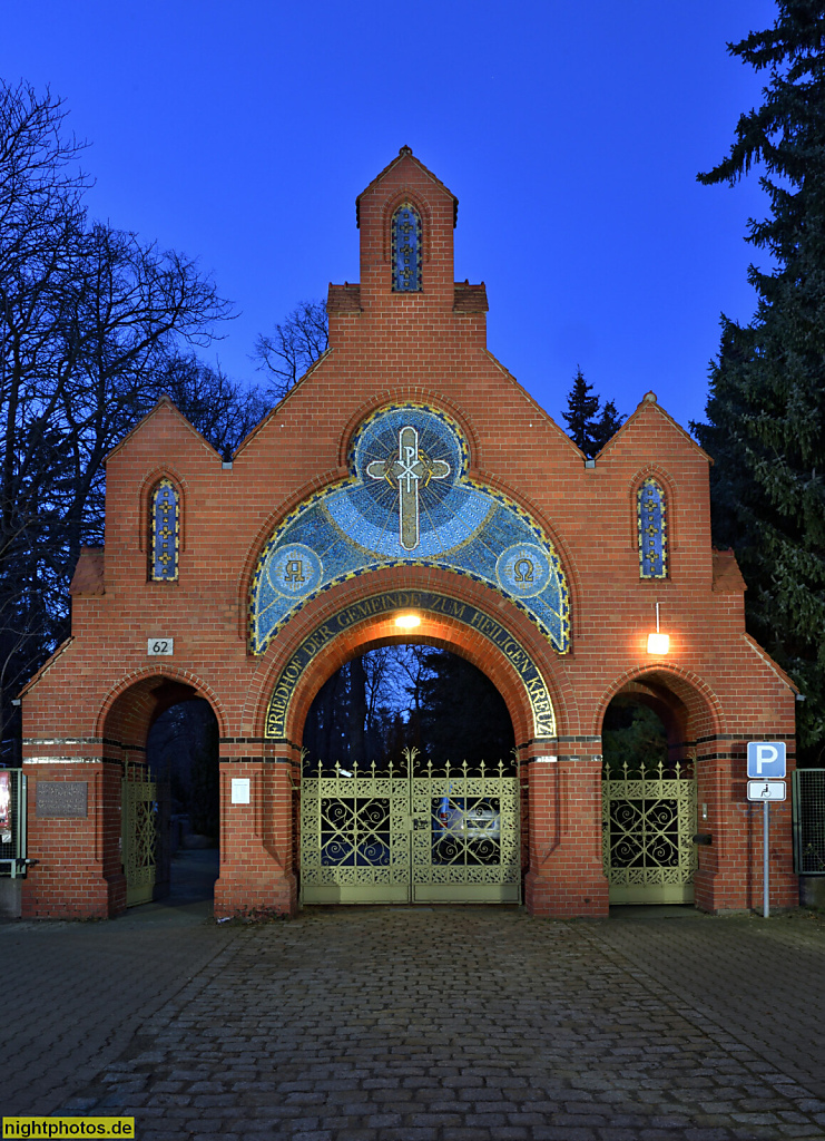 Berlin Mariendorf. Friedhofstor des evangelischen Heilig-Kreuz-Kirchhof erbaut 1902-1903 im neoromanischen Stil mit Mosaik. Eisenacher Strasse 62