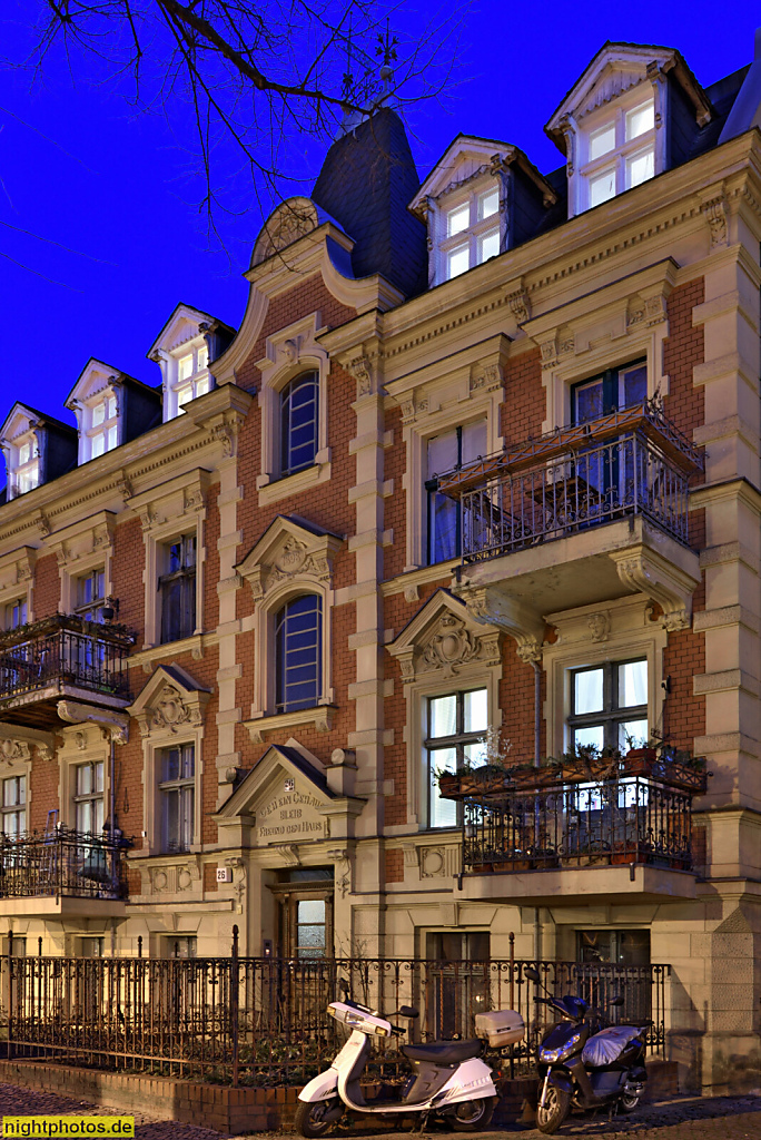 Berlin Mariendorf. Mietshaus erbaut 1898 von Bauunternehmer und Maurermeister August Lau mit Schweifgiebel und Dachturm. Prühßstrasse 26
