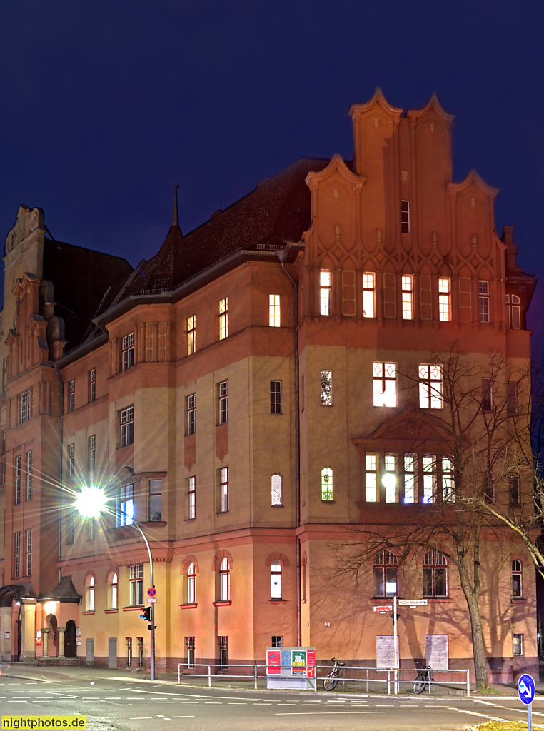 Berlin Friedenau Sozdia Stiftung mit Jugendeinrichtung "Zusammen Wachsen" (ZuWa). Erbaut 1911-1913 von Hans Altmann als Pfarrhaus der Gemeinde Zum guten Hirten. Bundesallee 76-76a