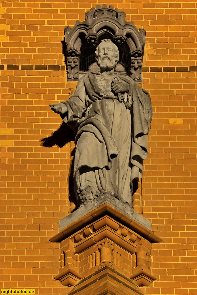 Berlin Friedenau Evangelische Kirche Zum Guten Hirten erbaut 1891-1894 von Carl Doflein. Apostel Petrus von Bildhauer Albert Koch am Östlichen Treppenturm. Friedrich-Wilhelm-Platz