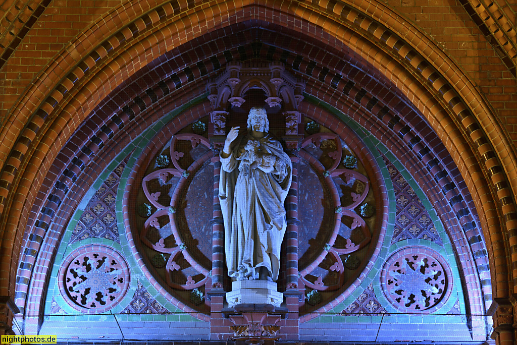 Berlin Friedenau Evangelische Kirche Zum Guten Hirten erbaut 1891-1894 von Carl Doflein. Portal mit Statue 'Christus als guter Hirte' von Bildhauer Albert Koch. Friedrich-Wilhelm-Platz