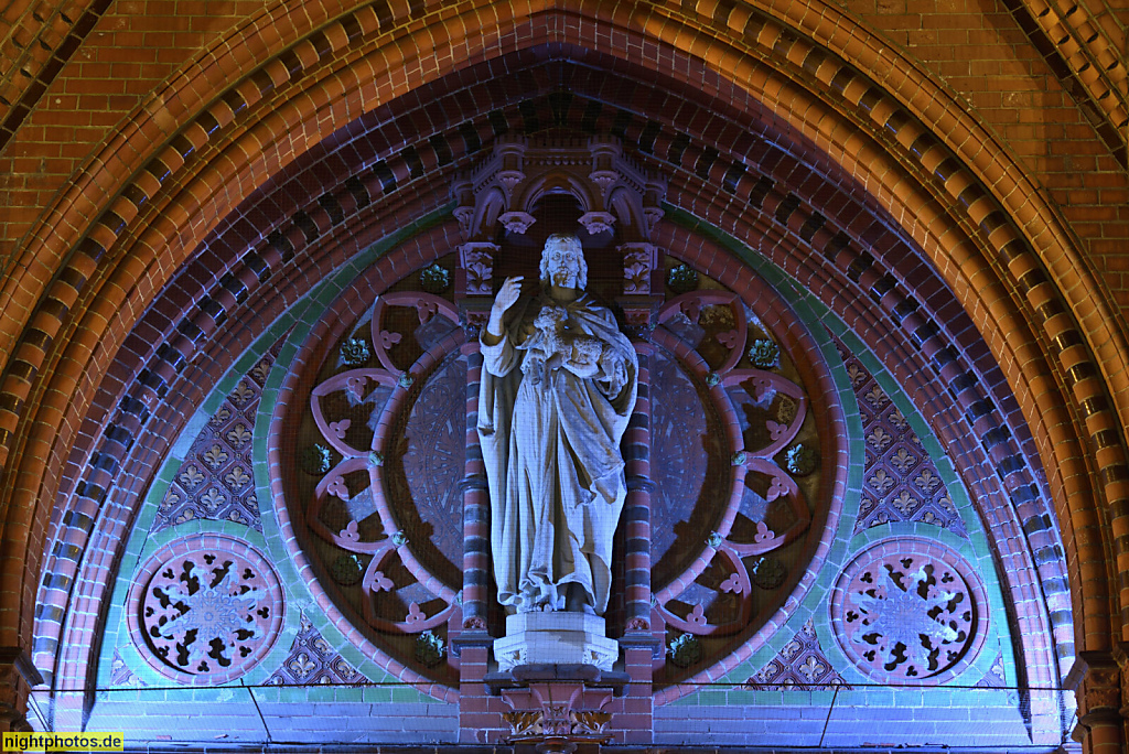 Berlin Friedenau Evangelische Kirche Zum Guten Hirten erbaut 1891-1894 von Carl Doflein. Portal mit Statue 'Christus als guter Hirte' von Bildhauer Albert Koch. Friedrich-Wilhelm-Platz