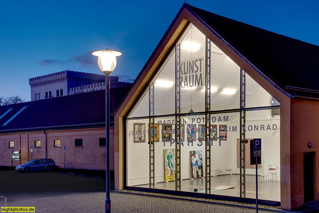Potsdam Kunstraum. Teil der Schinkelhalle erbaut 1832 als Kaserne des Leib-Garde-Husaren-Regiments Umbau 1915. Mit Mannschaftsgebäude Reit- und Stallanlagen. Schiffbauergasse 4c Ecke Berliner Straße 27 & 27 b