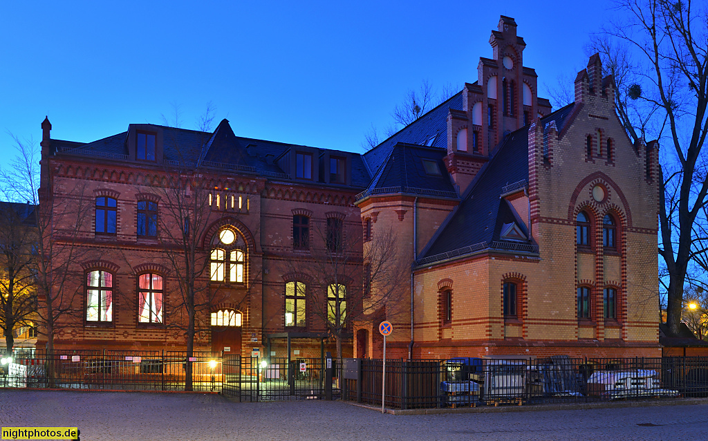 Potsdam KiTa Zauberstein. Erbaut 1886-1888 als Offiziersmesse von Ferdinand Schönhals mit Staffelgiebel. Erweitert 1913 von Georg Grabkowsky. Berliner Strasse 27 a