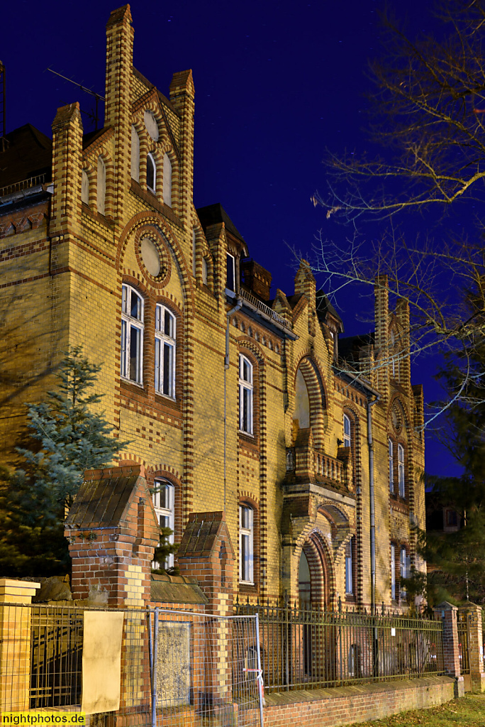 Potsdam ehemaliges Offiziershaus der Kaserne des Leib-Garde-Husaren-Regiments. Erbaut 1886-1887 vom Intendantur- und Baurat Ferdinand Schönhals. Berliner Strasse 28