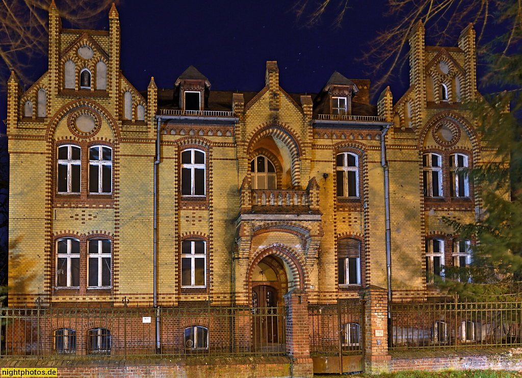 Potsdam ehemaliges Offiziershaus der Kaserne des Leib-Garde-Husaren-Regiments. Erbaut 1886-1887 vom Intendantur- und Baurat Ferdinand Schönhals. Berliner Strasse 28