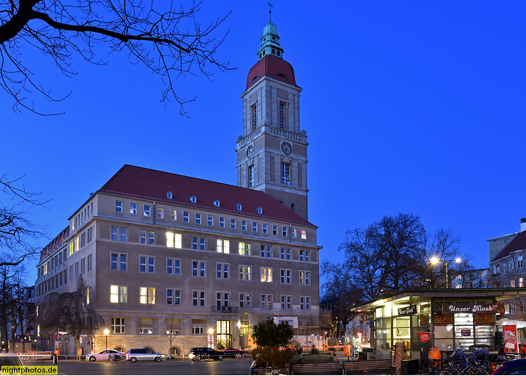 Berlin Friedenau Rathaus am Breslauer Platz erbaut 1914-1917 von Hans Altmann. Kiosk erbaut 1929 von Heinz Lassen. Niedstrasse 1-2
