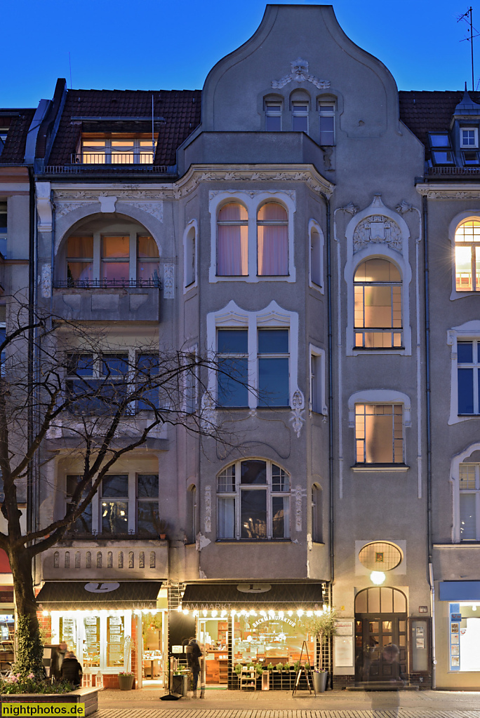 Berlin Friedenau Mietshaus erbaut 1901-1902 von A. Schneider. Blockrandbebauung am Breslauer Platz. Lauterstrasse 14-15