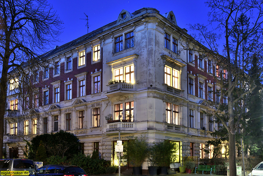 Berlin Friedenau Mietshaus erbaut 1889 von Eduard Götze mit neobarocken Stilelementen. Handjerystrasse 82-83 Niedstrasse 10-11