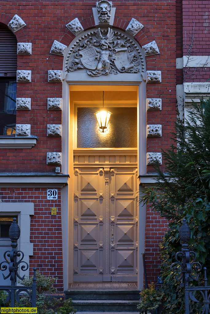 Berlin Friedenau Mietshaus erbaut 1891-1892 von Richard Draeger. Portal mit Putzbossen und Stuckfrelief. Albestrasse 30