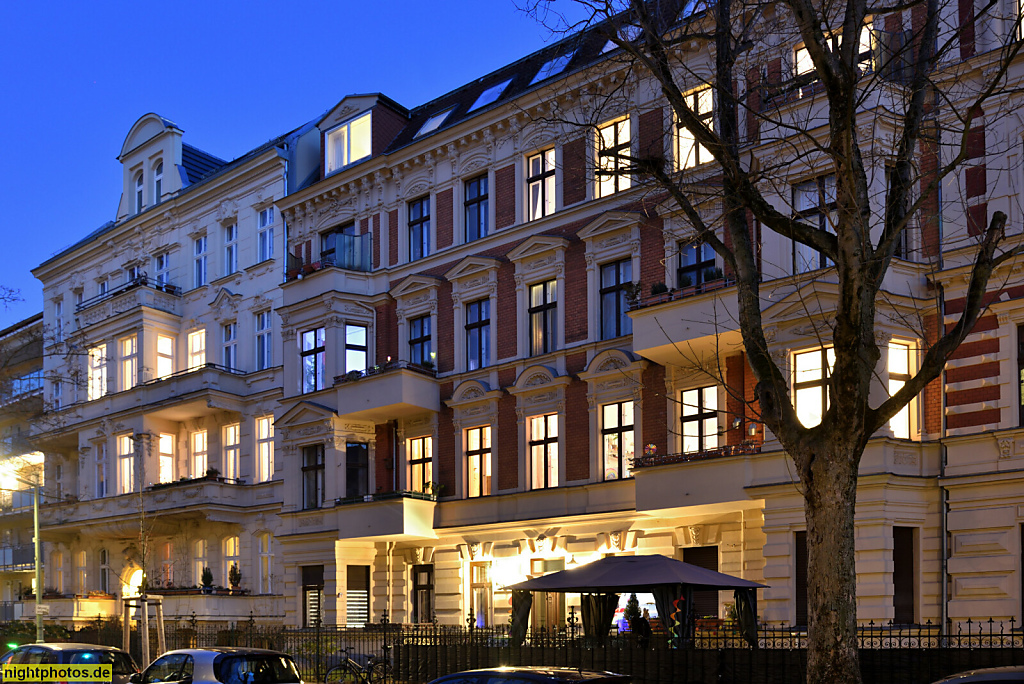 Berlin Friedenau Mietshaus erbaut 1896 von Oskar Haustein. Schnackenburgstrasse 11 (Gebäude links)