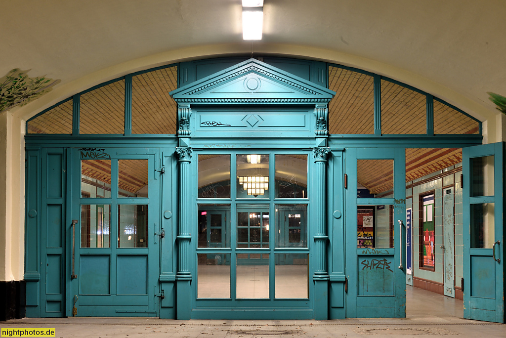 Berlin Wilmersdorf S-Bahnhof Bundesplatz. Zugang Varziner Strasse. Bahnhof seit 1877. Umbau und Wiederinbetriebnahme 1993