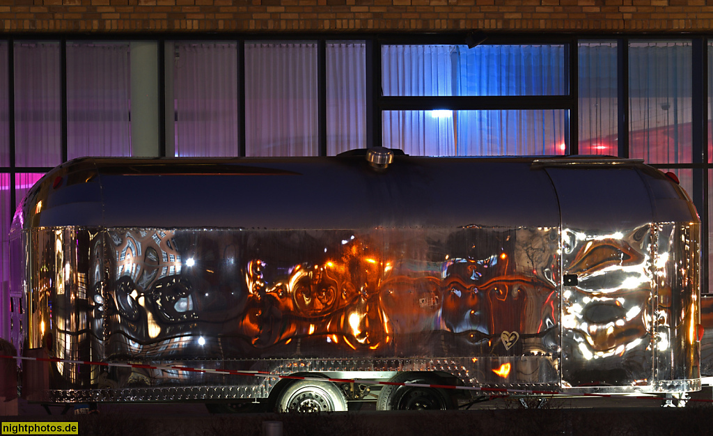 Berlin Friedrichshain Mediaspree NH-Hotel erbaut 2009-2010 von Architekten nps tchoban voss an der Stralauer Allee. Trailer auf Hotelterrasse