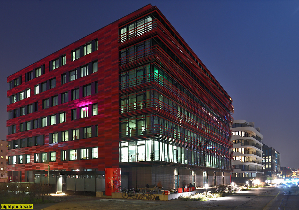 Berlin Friedrichshain Mediaspree Osthafen Coca-Cola Niederlassung. Erbaut 2013 von nps tchoban voss an der Stralauer Allee 4. Spreeseite