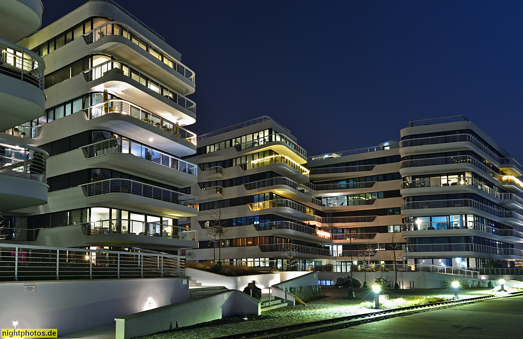 Berlin Friedrichshain Osthafen. Wohngebäude 'Wave' erbaut 2019 vom Architekturbüro Graft am Spreeufer. Stralauer Allee 13-14