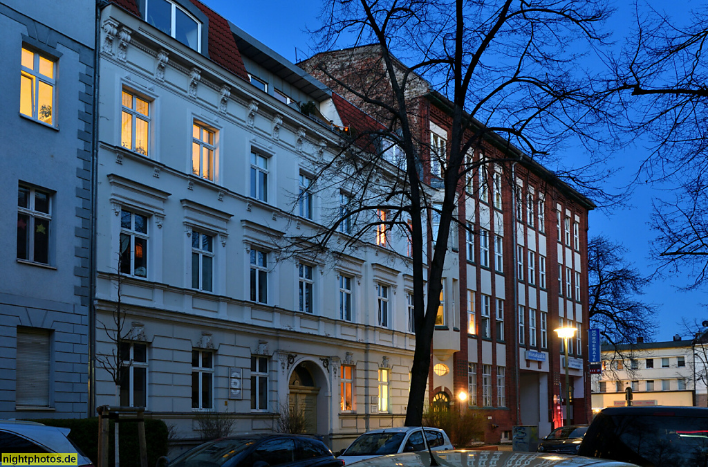 Berlin Adlershof Ärztehaus. Erbaut 1907 von Albert Pförtner als Verwaltungsgebäude der C. J. Vogel Drahtfabrik. Florian-Geyer-Strasse 109 (rechtes Haus der Bebauung)
