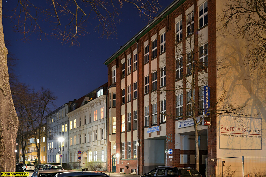 Berlin Adlershof Ärztehaus. Erbaut 1907 von Albert Pförtner als Verwaltungsgebäude der C. J. Vogel Drahtfabrik. Florian-Geyer-Strasse 109 (rechtes Haus der Bebauung)