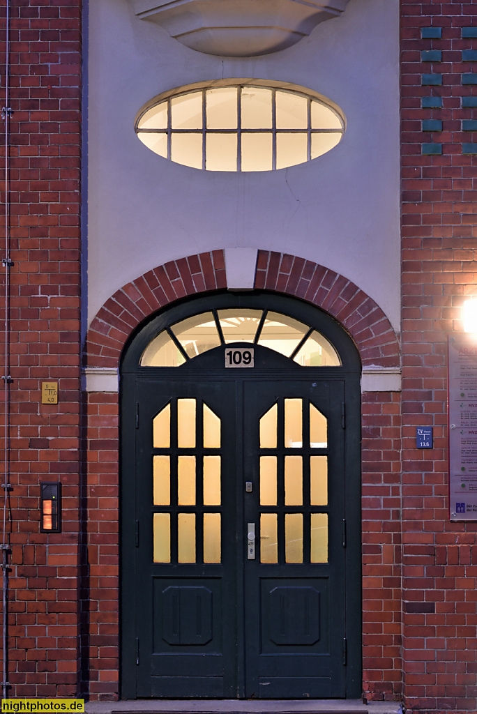 Berlin Adlershof teilverputzter Ziegelbau erbaut 1907 von Albert Pförtner als Verwaltungsgebäude der C. J. Vogel Drahtfabrik. Florian-Geyer-Strasse 109