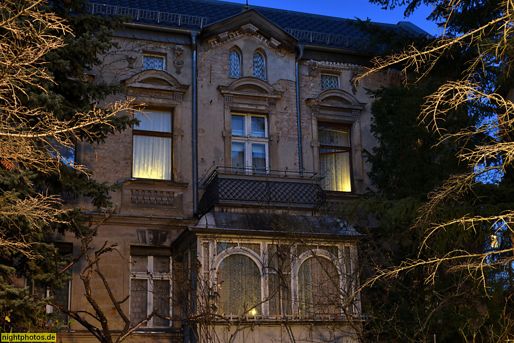 Berlin Adlershof. Altbau mit übergiebelten Mitttelrisalit. Thomas-Müntzer-Strasse 7